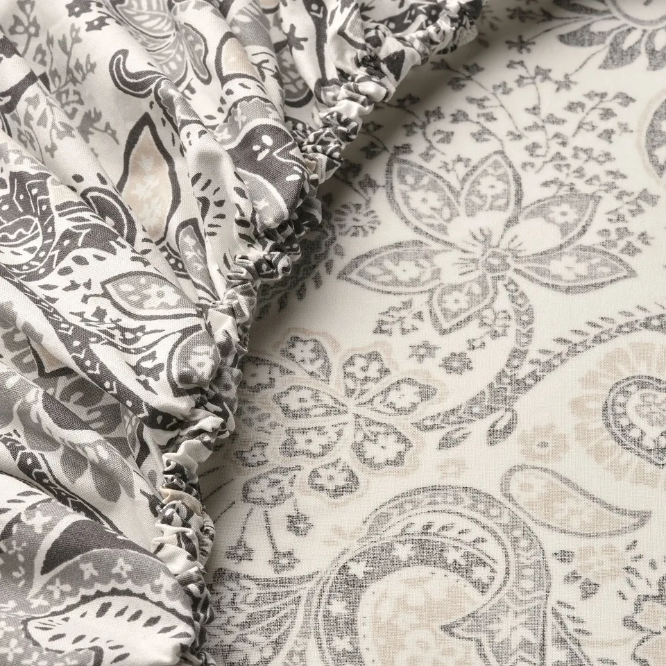 Paisley-patterned fitted sheet, soft cotton-viscose blend, ruffled edges, fits mattresses up to 26 cm.