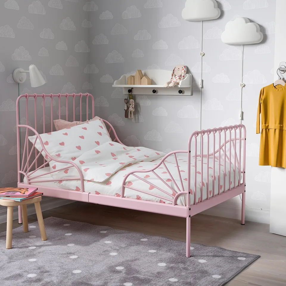 MINNEN in a room