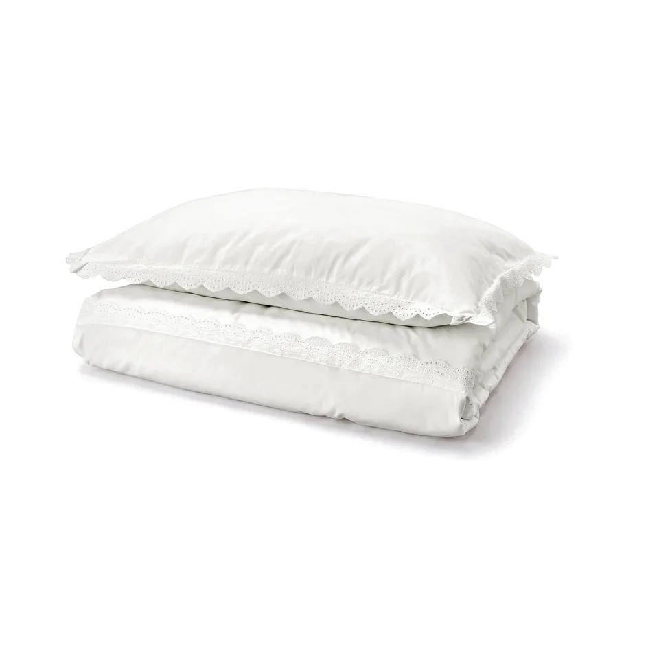 Folded white cotton duvet cover with lace trim. Classic design, soft texture.