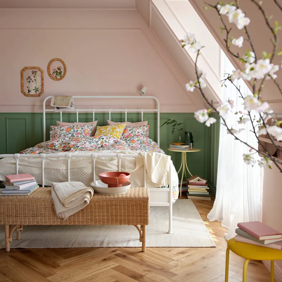 Bright bedroom with DAGGSALVIA floral duvet on green headboard, pink walls, white bed frame.
