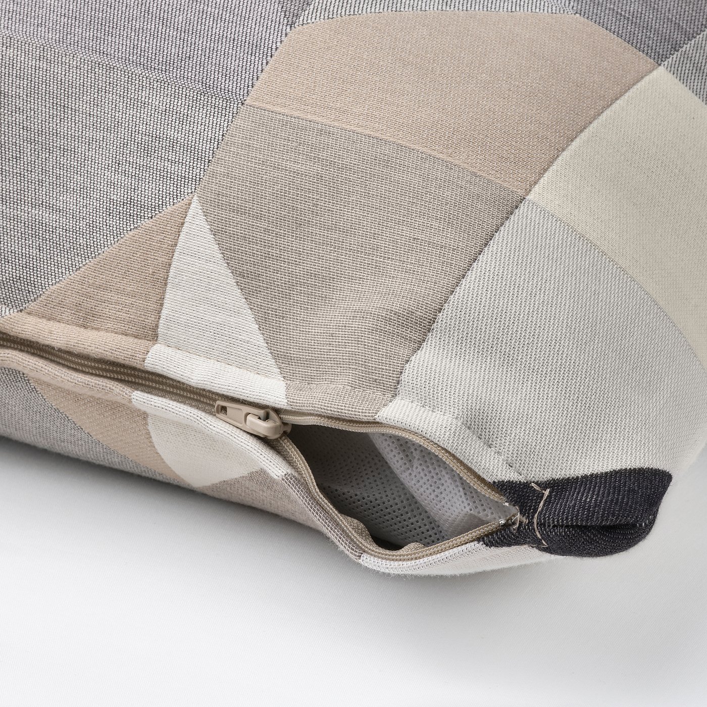 Zippered cushion cover with subtle, woven pattern. Easy to remove, fits 50x50 cm pads.