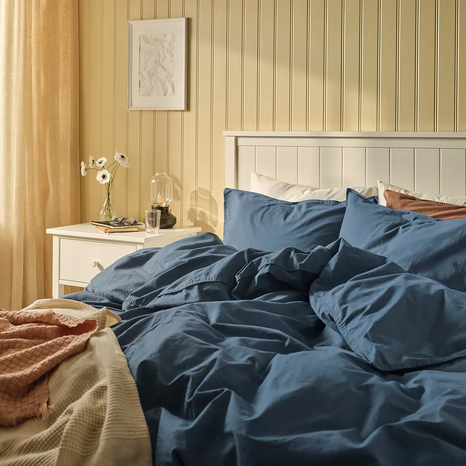 ÄNGSLILJA in a room