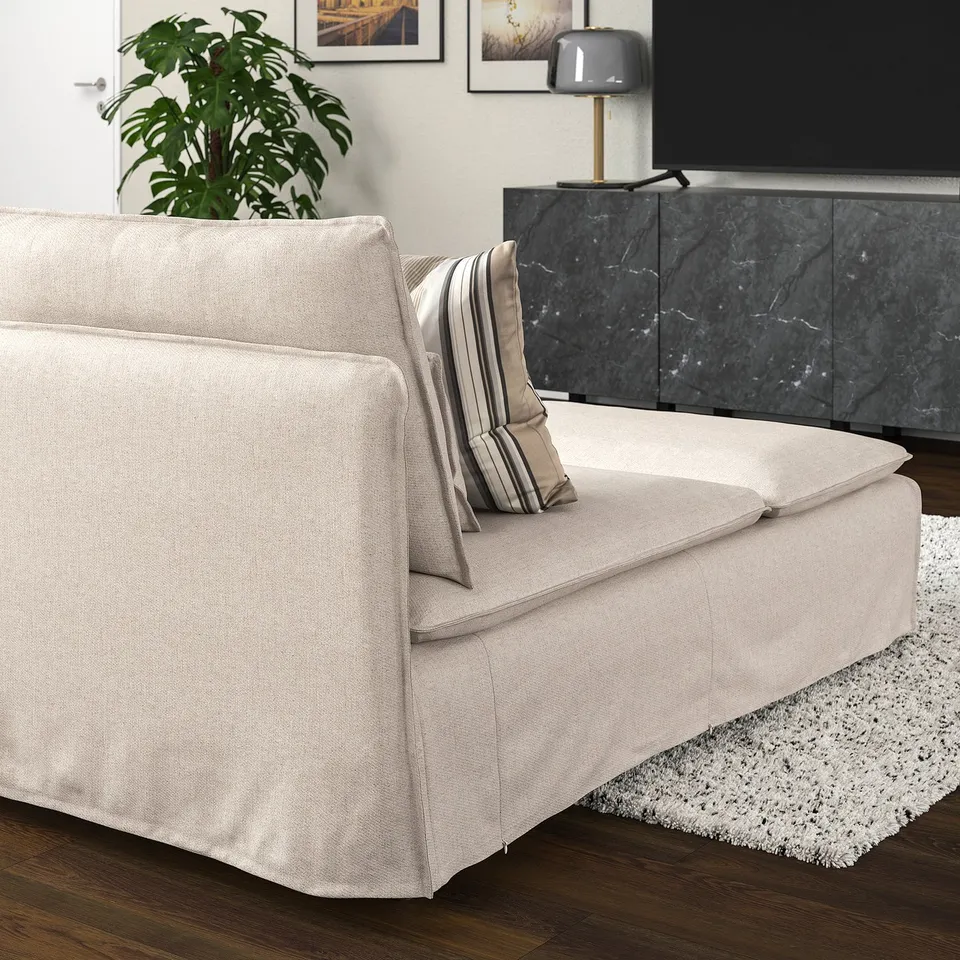 SÖDERHAMN beige chaise longue on rug, beside plant & tv unit. Soft, sleek & inviting.