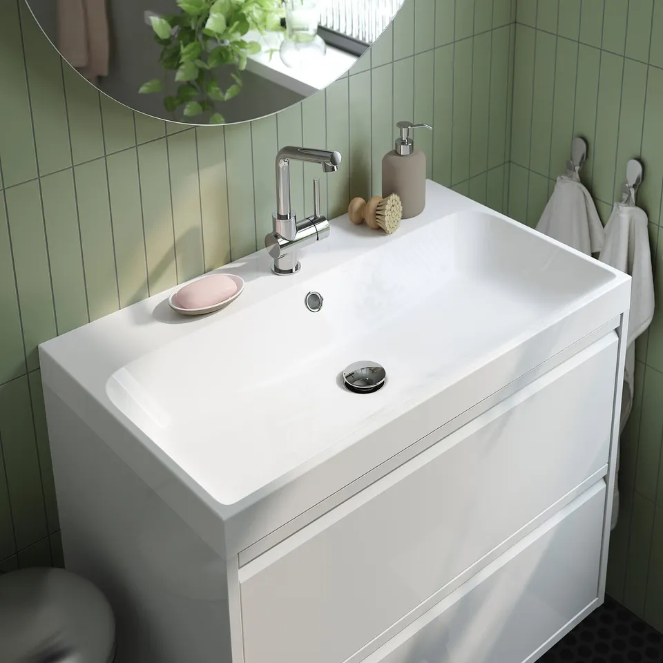 Modern bathroom sink with mixer tap, featuring chrome-plated brass and a ceramic disc for water temperature control.