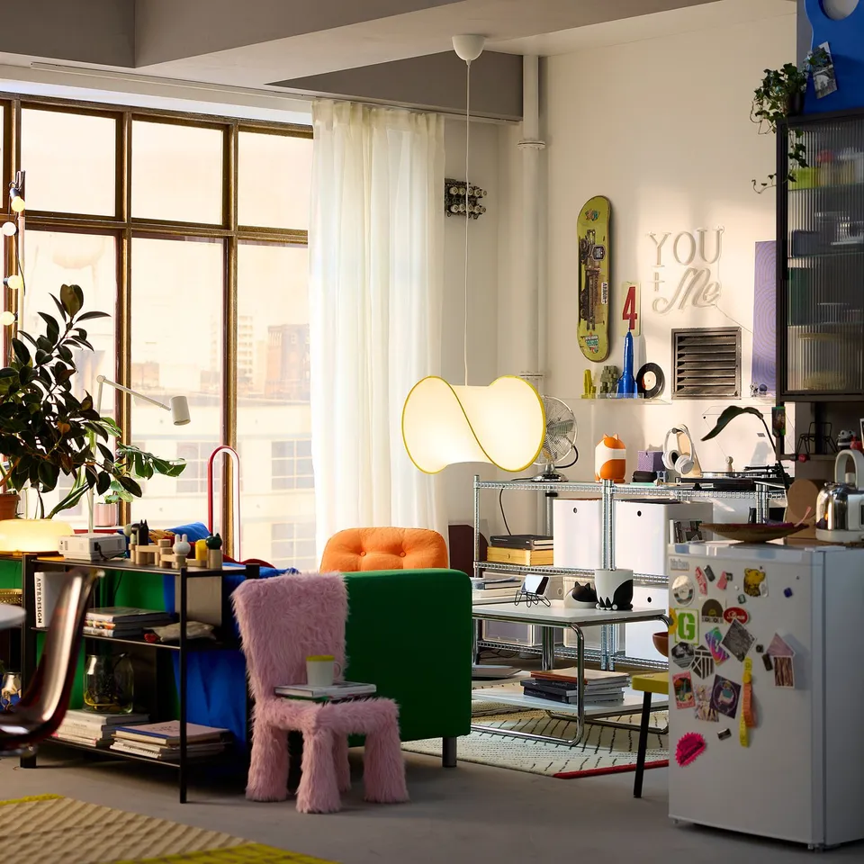 GREJSIMOJS in a room