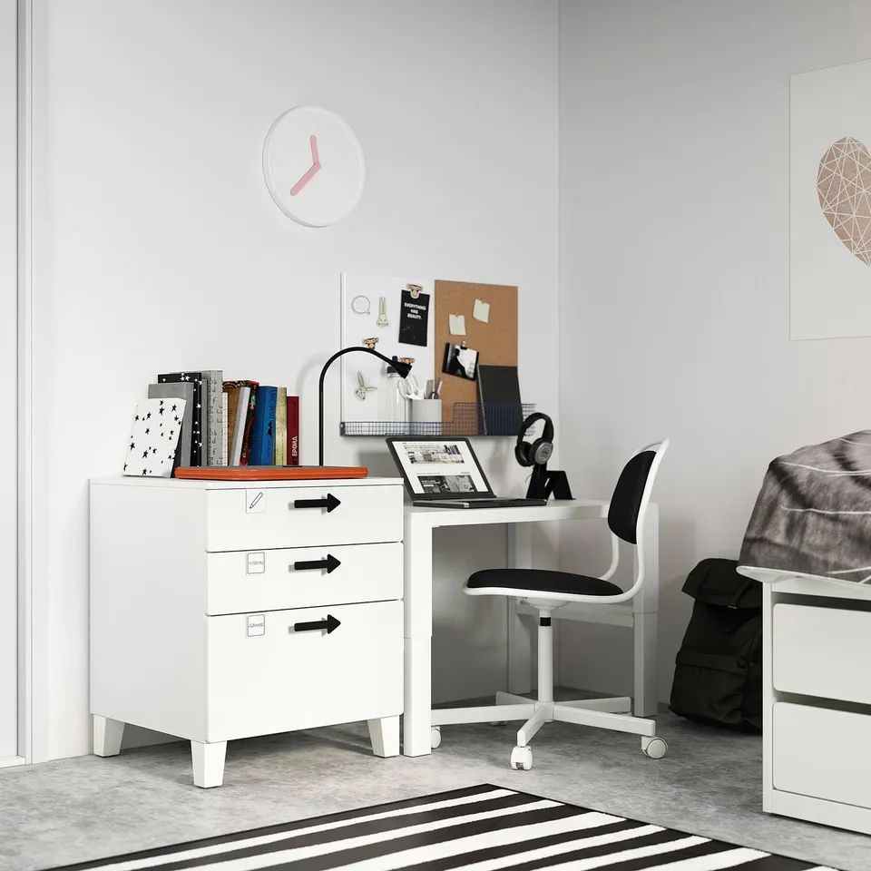 Modern kids room: SMÅSTAD drawers, chair, organised study space.