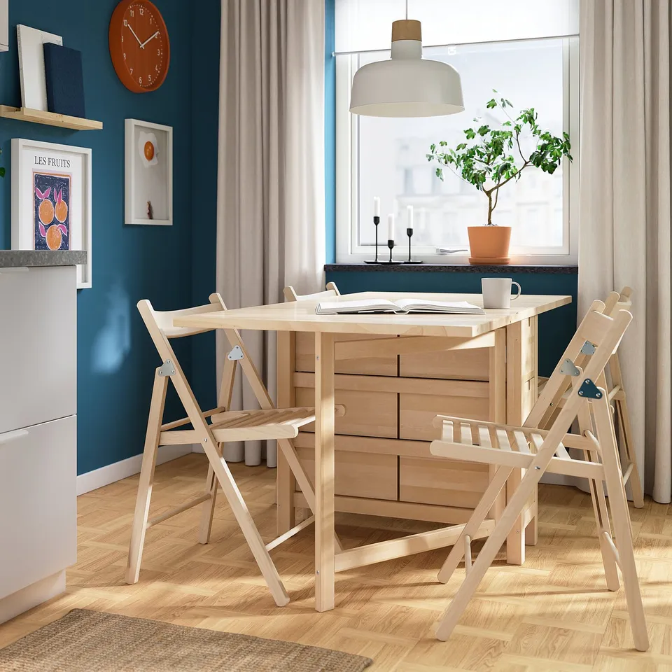 NORDEN / FRÖSVI in a room