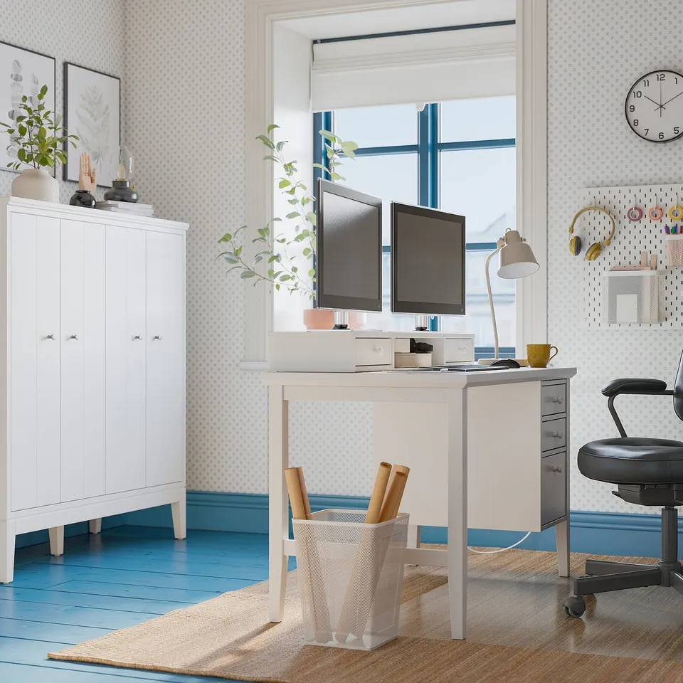 GULLABERG in a room