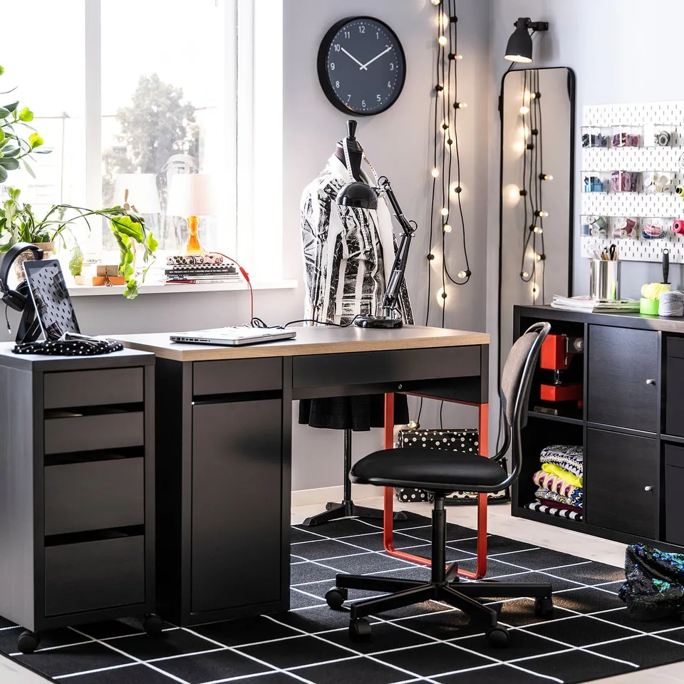 ÖRFJÄLL in a room