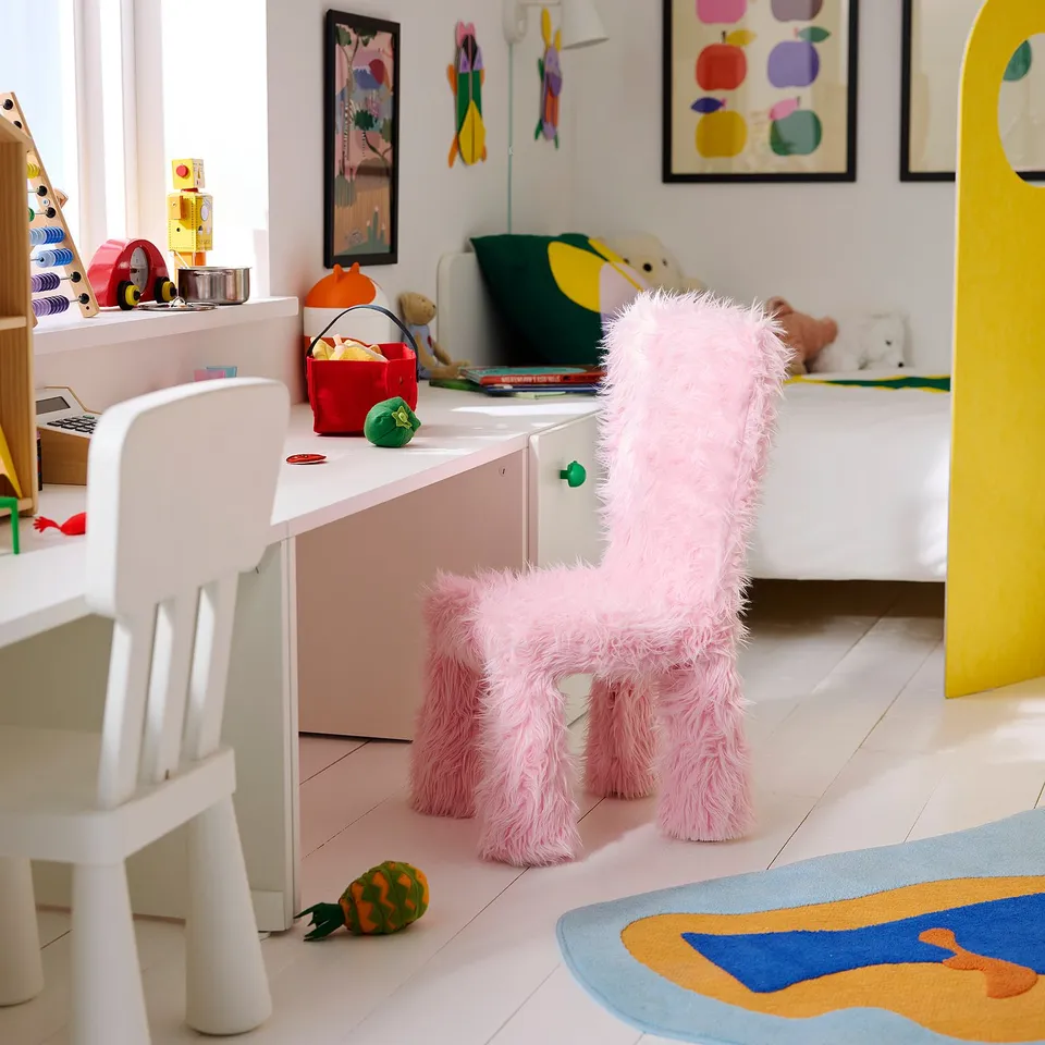 GREJSIMOJS in a room