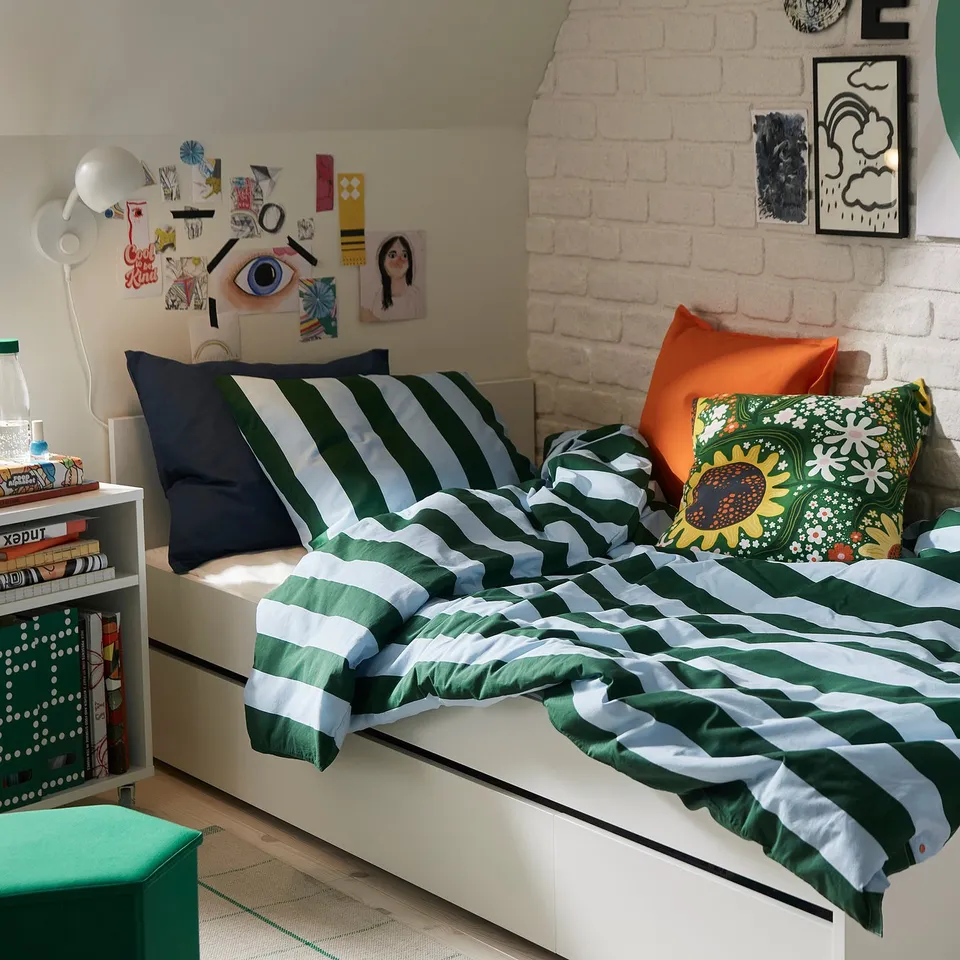 SLÅNHÖSTMAL in a room