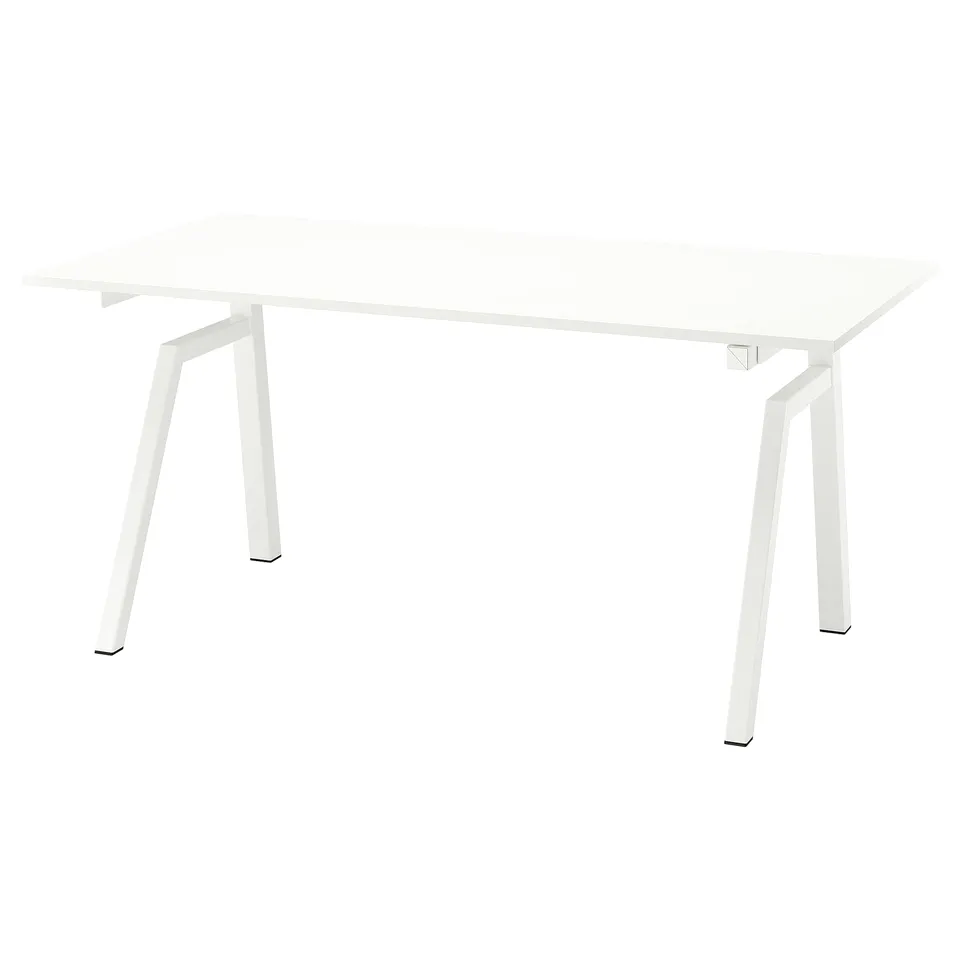 A white trottén adjustable standing table. The table is rectangular, made of particleboard and metal with a minimalist design and four angled legs.