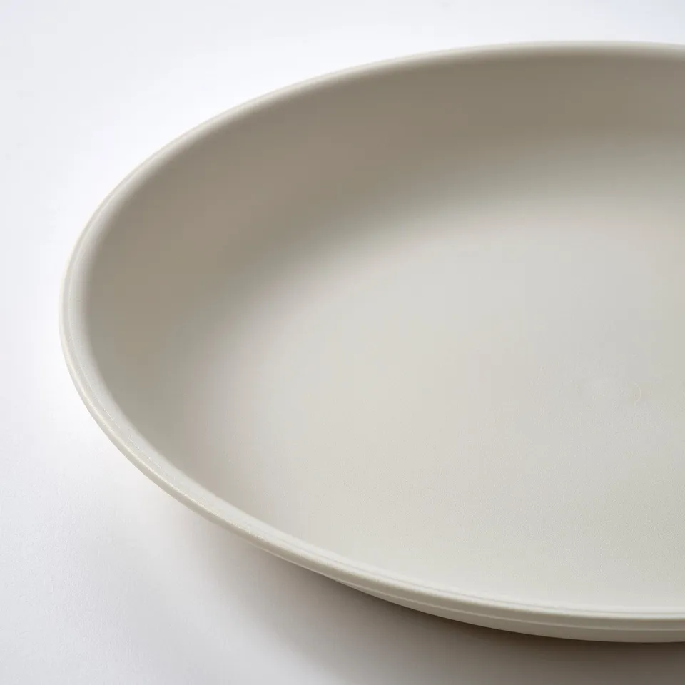 Plate detail: smooth, off-white dish with rounded edges. Matte finish, high-quality appearance.