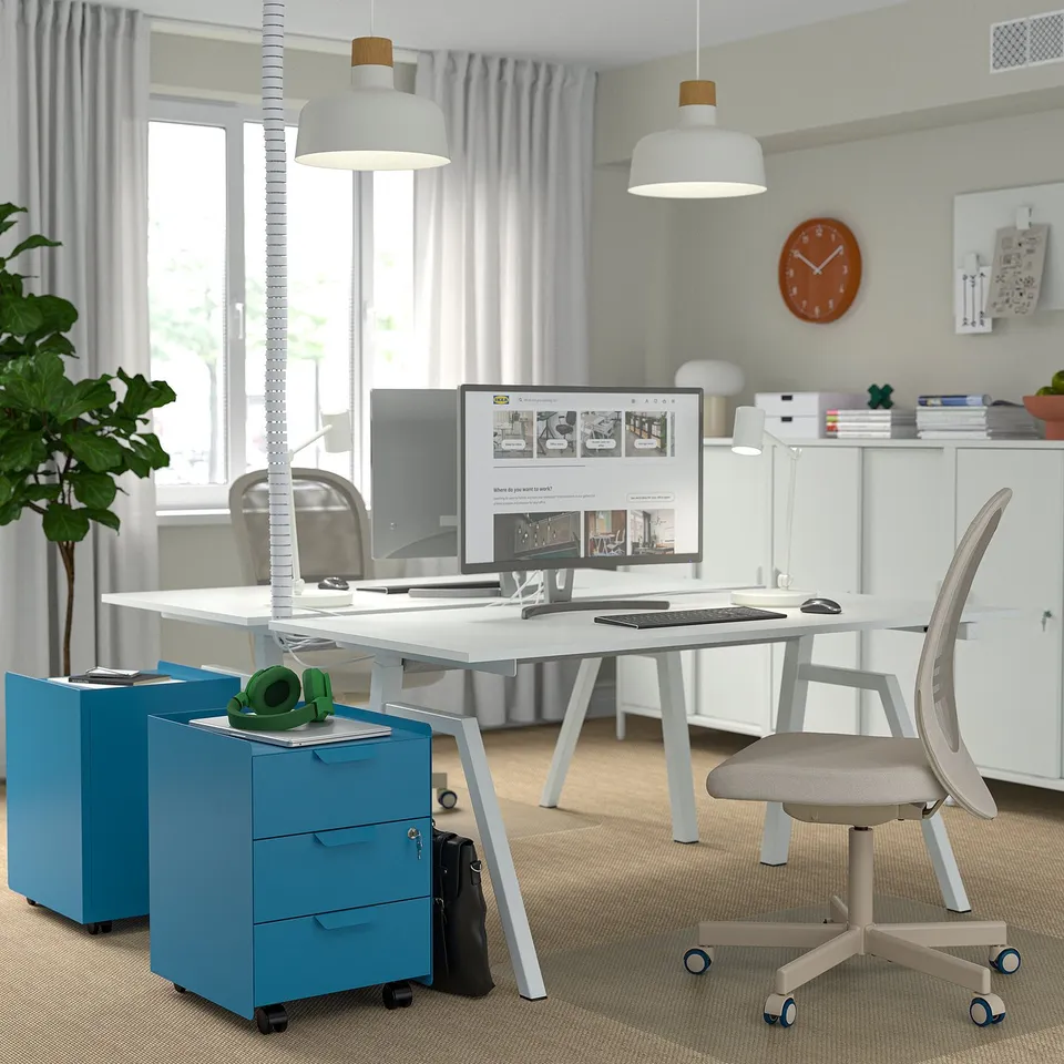 TROTTEN in a room