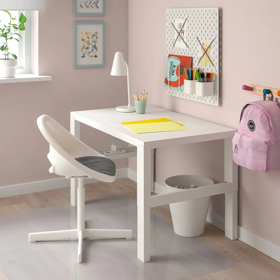 Small white PYNTEN seat pad fits loberget/sibben chair, made from recycled polyester, adds warmth to study space.
