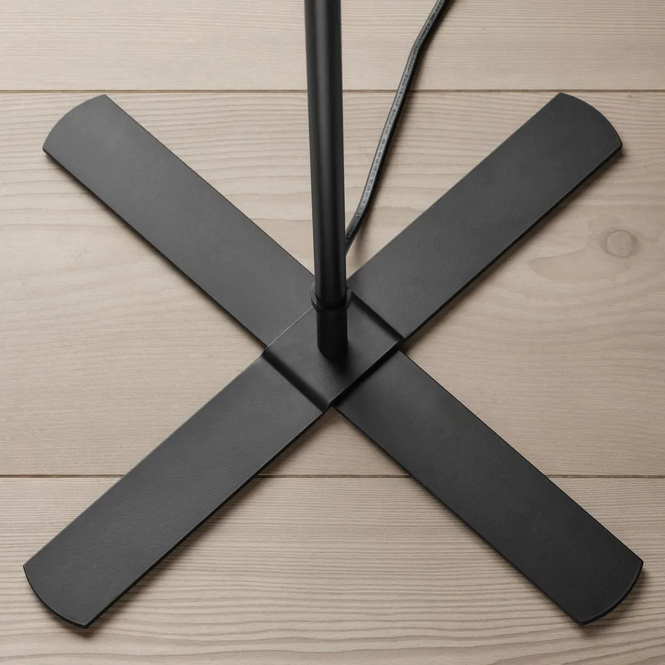 Modern floor lamps metallic base and four extended black arms, ensuring stability and contemporary elegance.