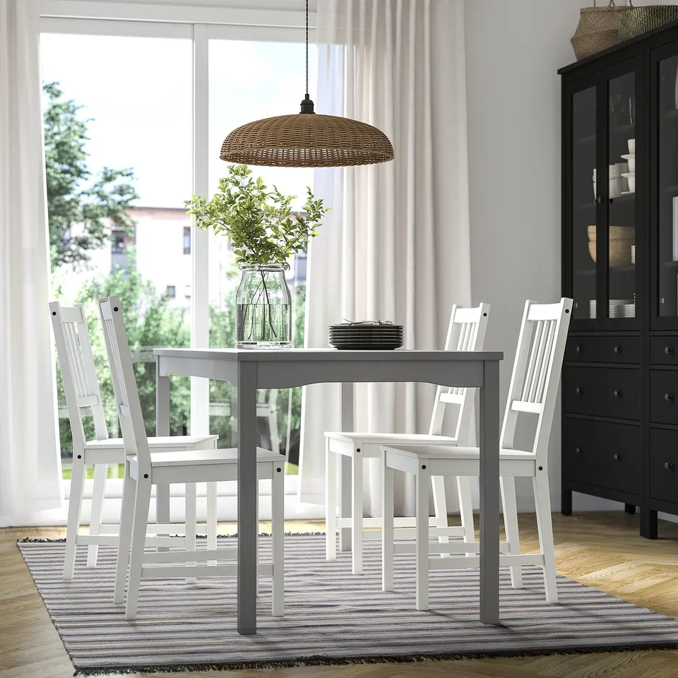 RÅVAROR in a room