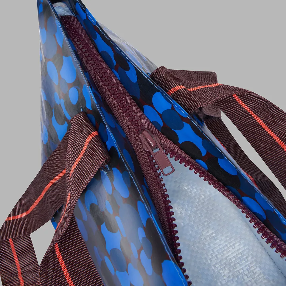 SPJUTSÖ Carrier bag, blue patterned, 18x45x28 cm/22 l