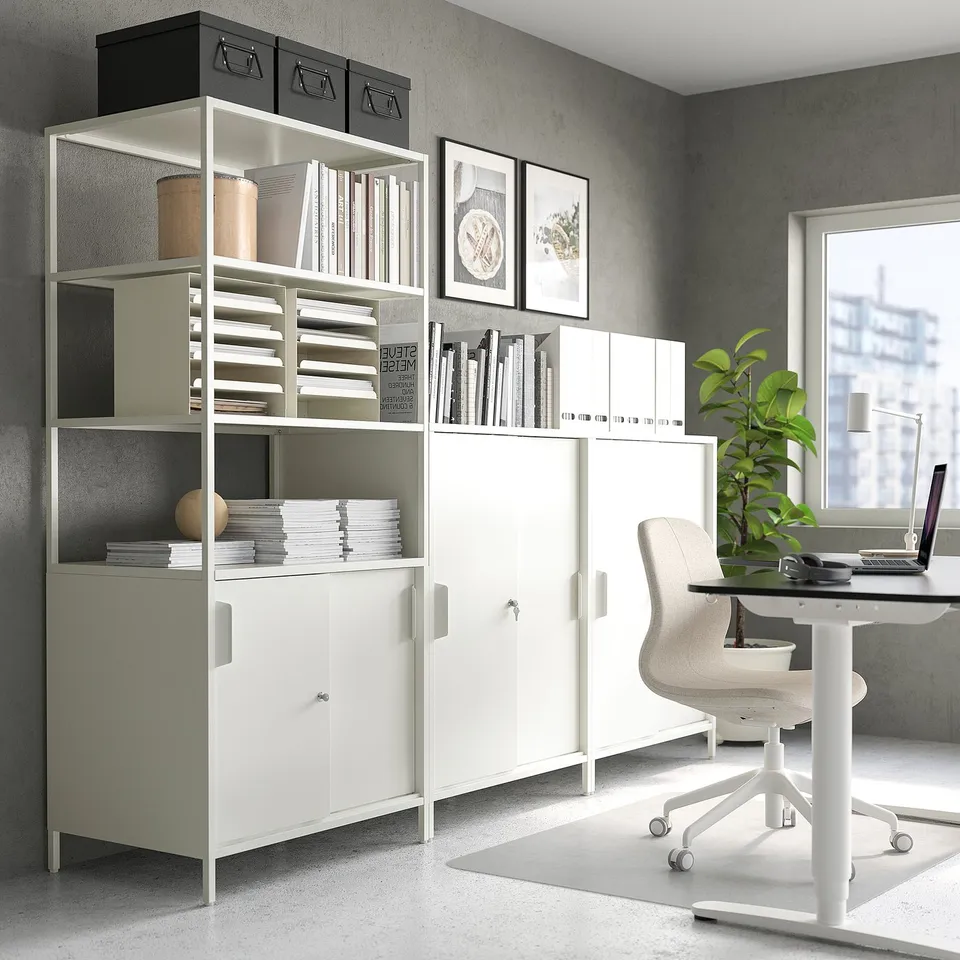 TROTTEN in a room