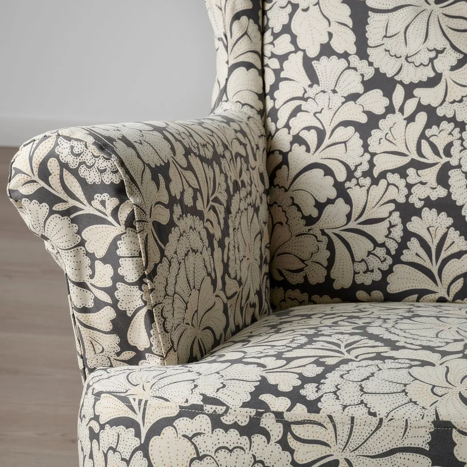 Floral-patterned chair cover, high-quality fabric; detailed design, zip closure.