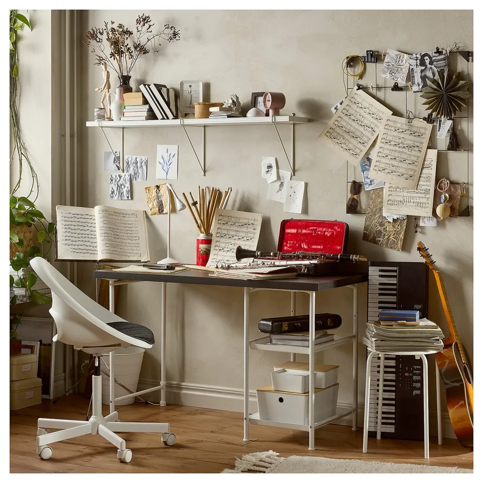 LAGKAPTEN / SPÄND in a room