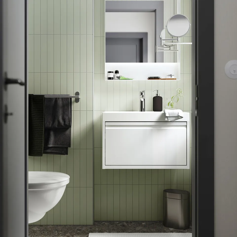 ÄNGSJÖN in a room