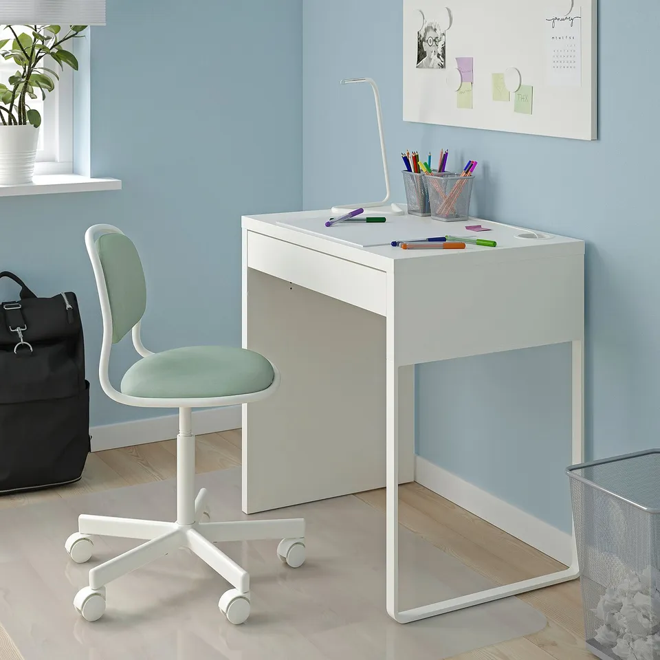 Micke kids desk with chair, lamp, bin in pastel room.