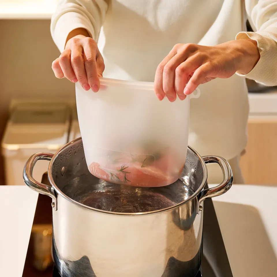 Heating food in a transparent silicone bag. Alternative: heating food in a reusable, clear silicone bag.