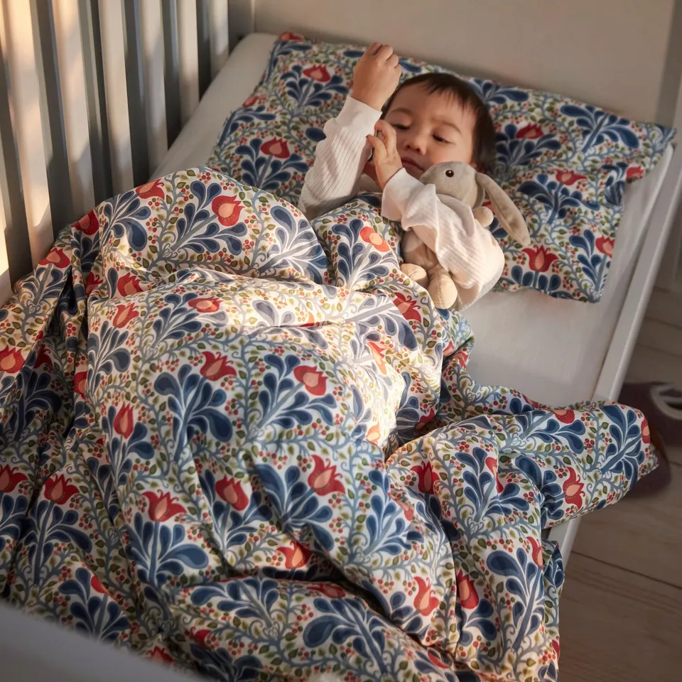 SÄTERVIDE Duvet cover 1 pillowcase for cot, white blue/floral pattern, 110x125/35x55 cm