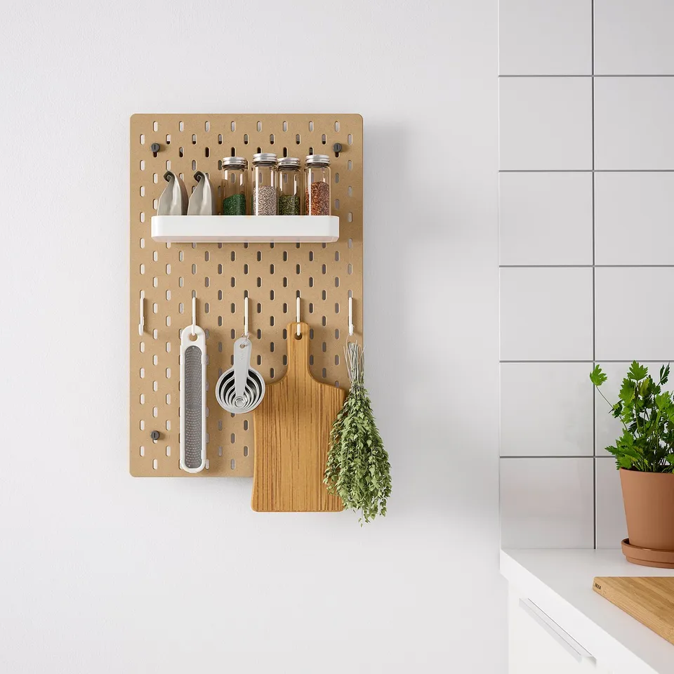 SKÅDIS pegboard organiser in beige with kitchen utensils: grater, spoons, knives, board, herbs. Beige, rectangle, lightweight, minimalist.