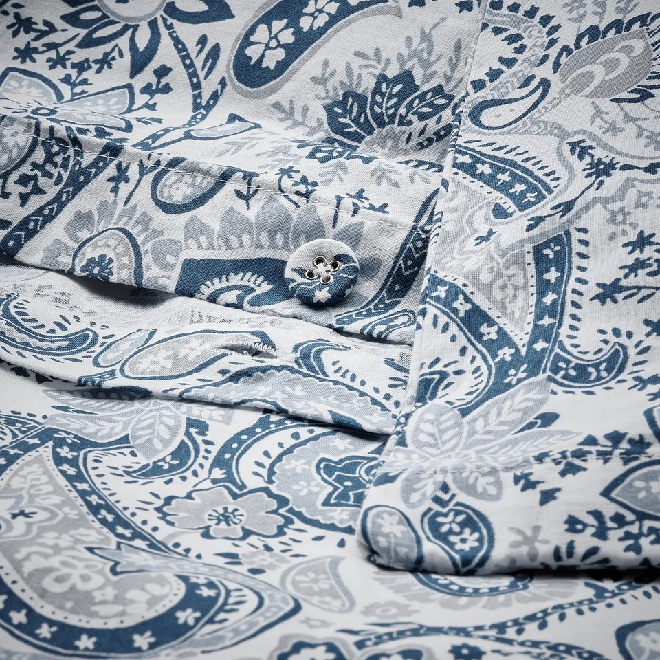 Blue paisley print bed sheet with button closure, made of soft cotton-viscose blend.