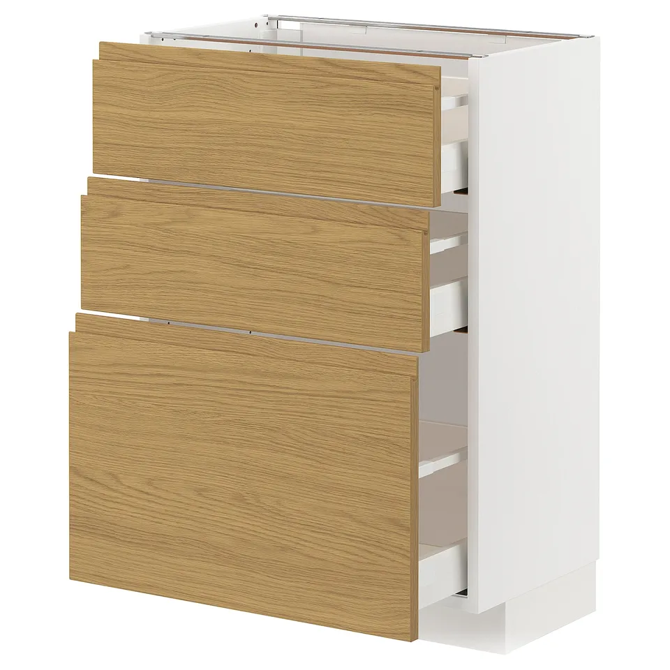 The METOD kitchen unit oak-angled drawers and a white base, offering a modern and warm design.