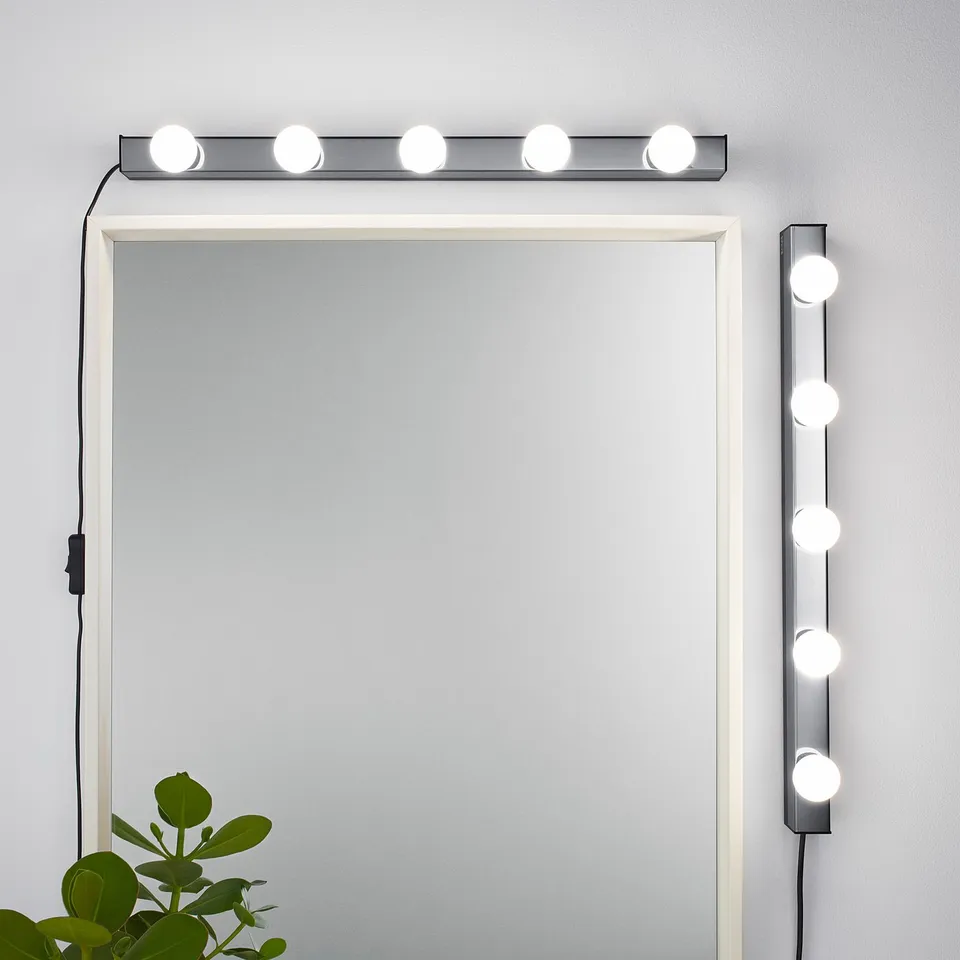 Mirror with horizontal and vertical led light bars, providing glare-free lighting. Plant on the left side.