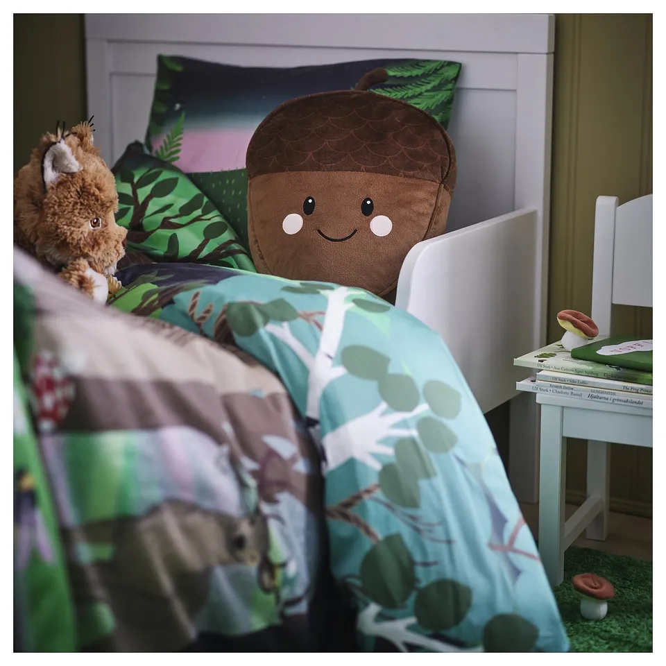 SKOGSDUVA in a room