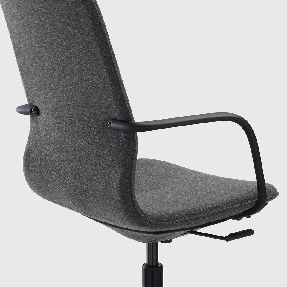 Office chair with adjustable height and tilt, grey fabric, armrests.