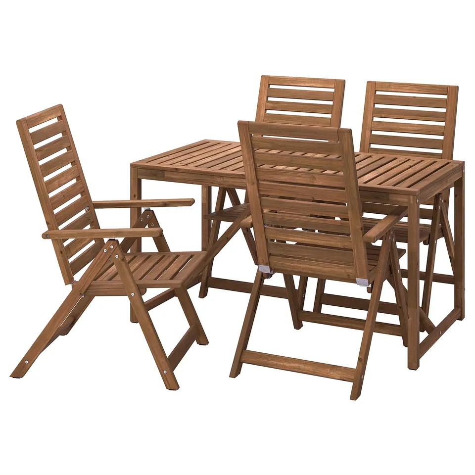 NÄMMARÖ: brown outdoor table and four foldable chairs made of acacia wood, ideal for gardens and terraces.