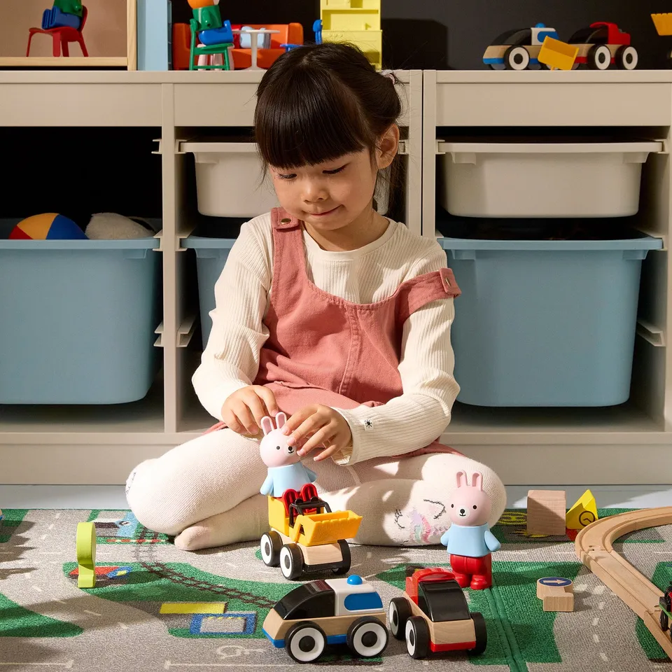 LILLABO in a room