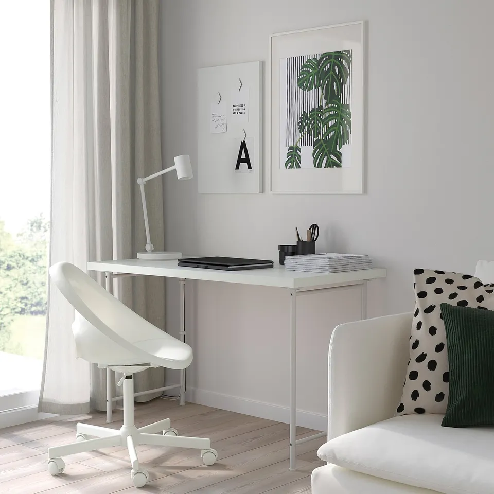 Minimalist home office: white LAGKAPTEN desk, sleek chair, modern decor.