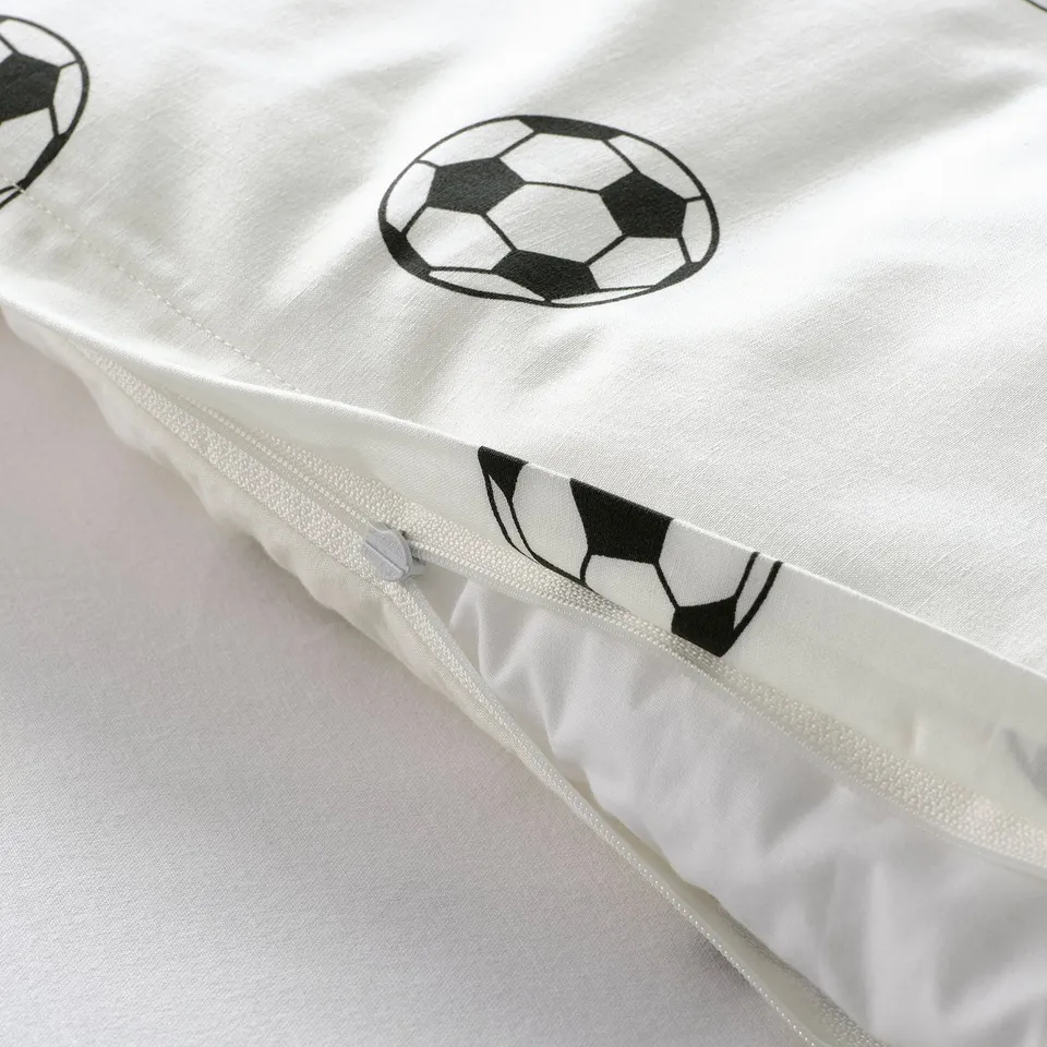 Duvet cover with football print, soft cotton blend, zip closure, for children.