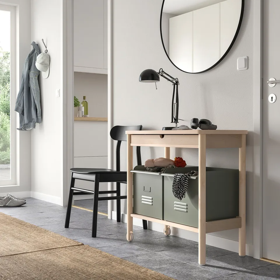 Modern entryway with RÖNNINGE trolley, birch frame, olive green bins, black lamp, mirror.
