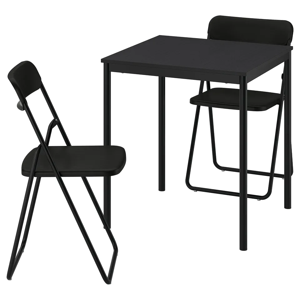 A black sandberg table and two black folding chairs, modern and minimalist design, made of steel and melamine.