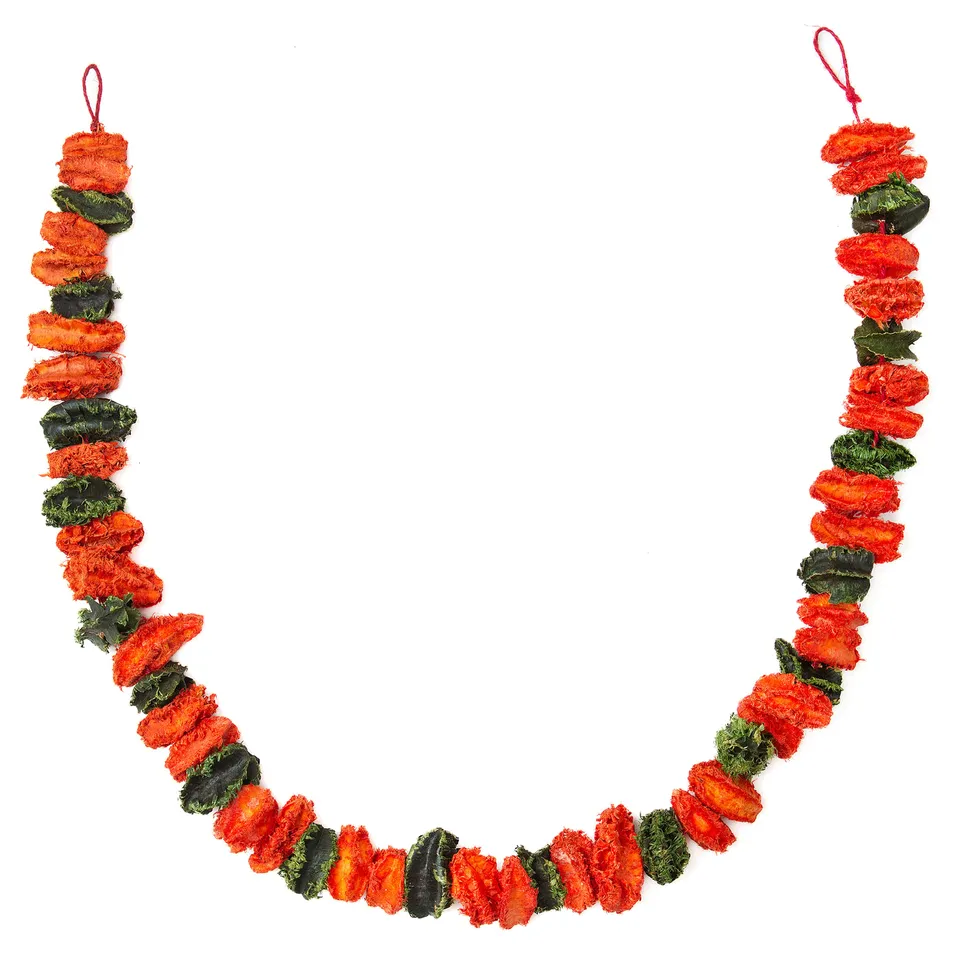AROMATISK garland: red-dried flowers, green leaves. Festive, hanging decor.
