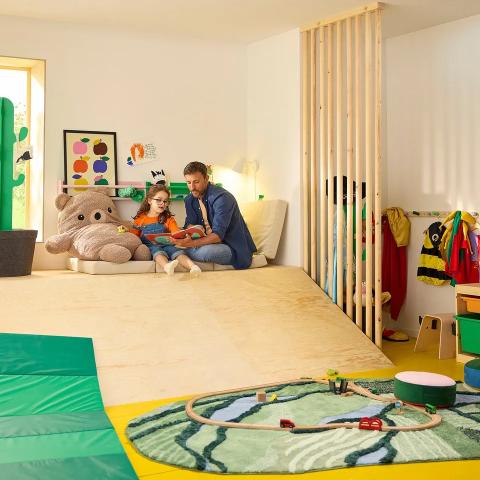 GREJSIMOJS in a room