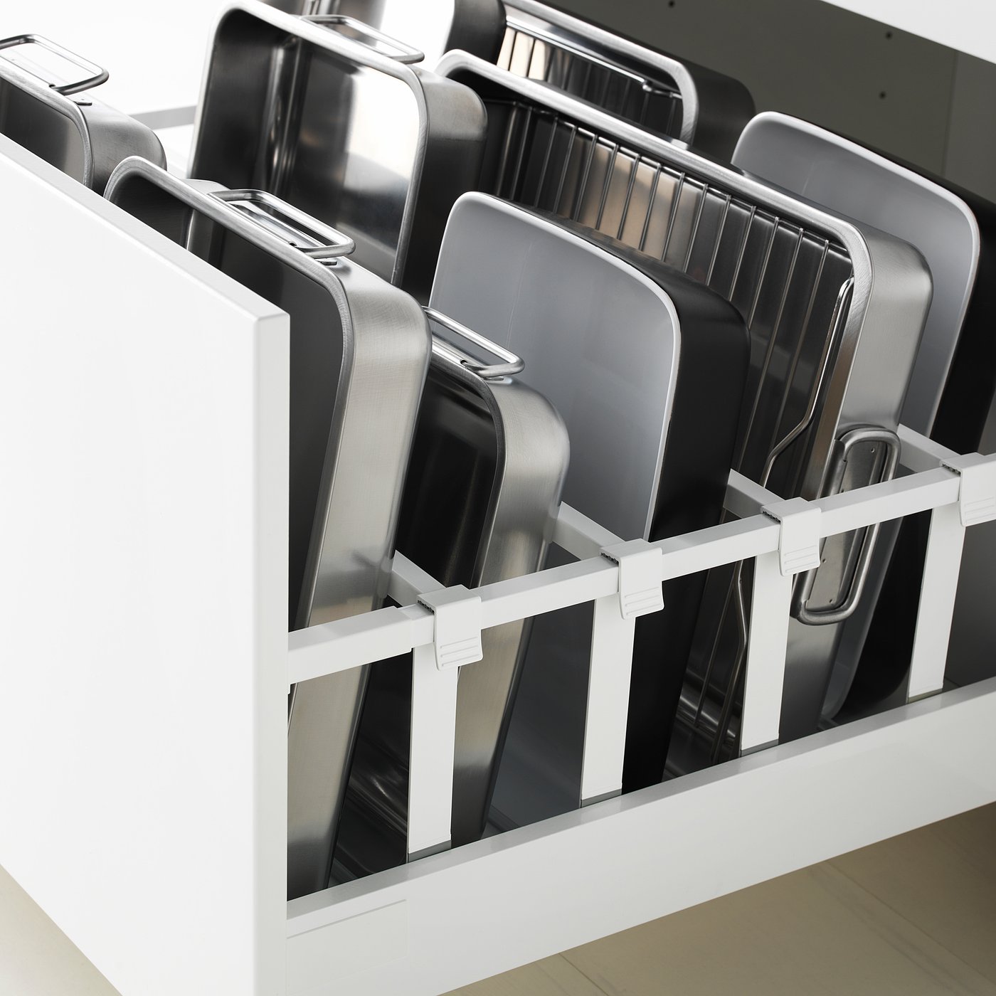 MAXIMERA drawer fully extends for easy access, closes softly with dampers, organises items efficiently.