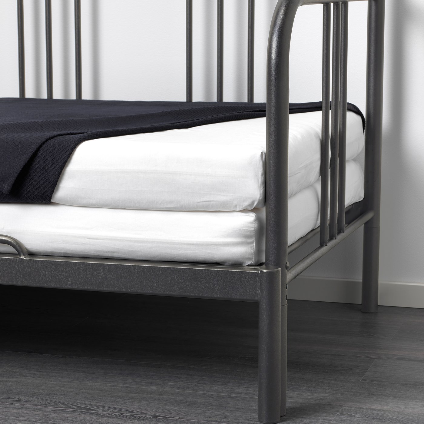 Day-bed with pull-out base, transforms from single to double.