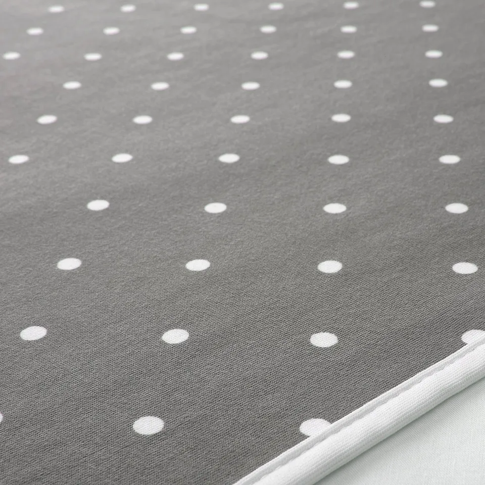 Close-up of a soft, durable babycare mat with small dots, made of polyester and cotton, designed for comfort and easy cleaning.