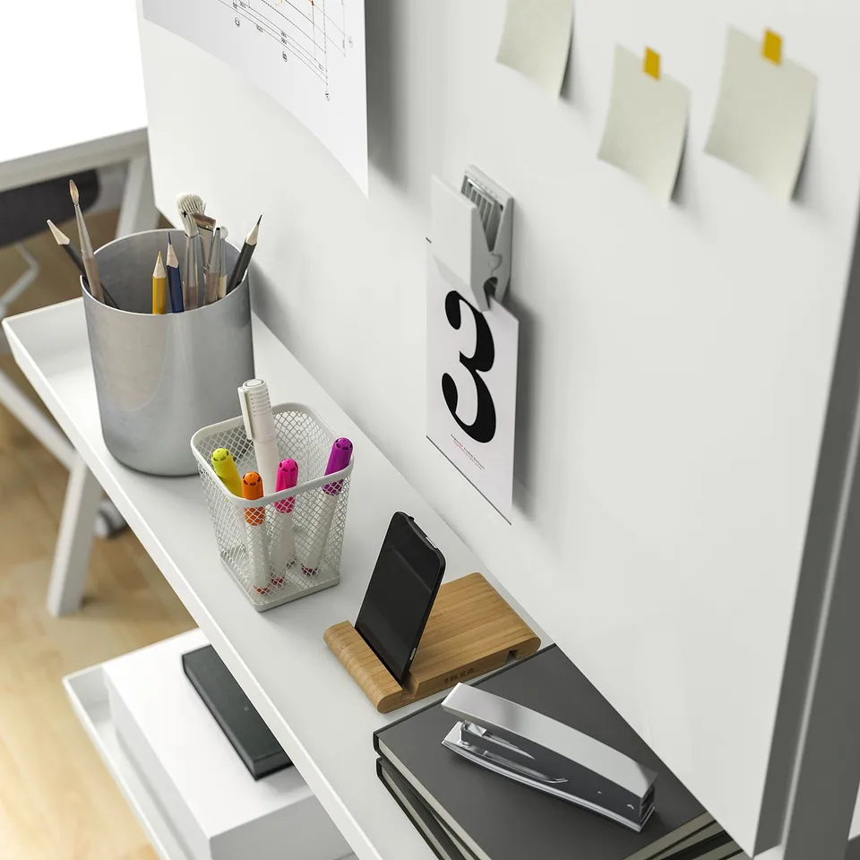 Office organiser MITTZON on shelf with markers, notes, phone, and notepad, ready for meetings.