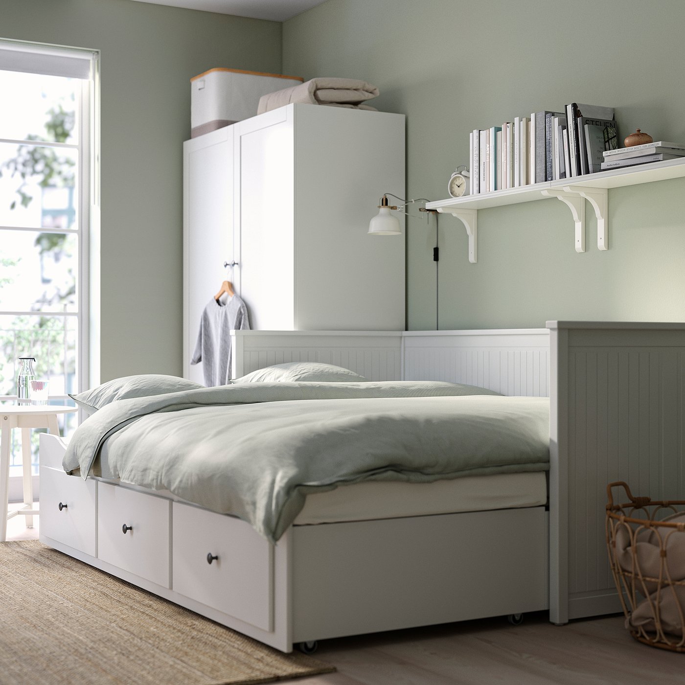 Bedroom with HEMNES multi-functional day-bed, storage drawers, and shelves.