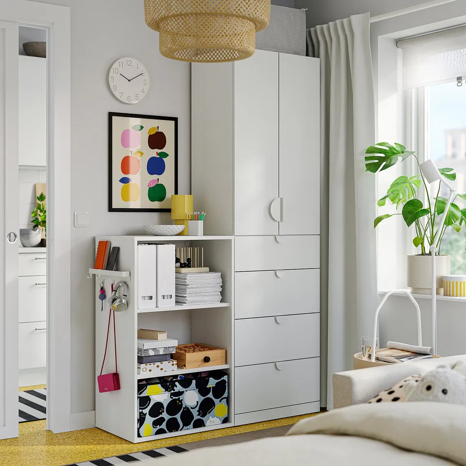 Legislative storage: låstare white, fits room, organises books.